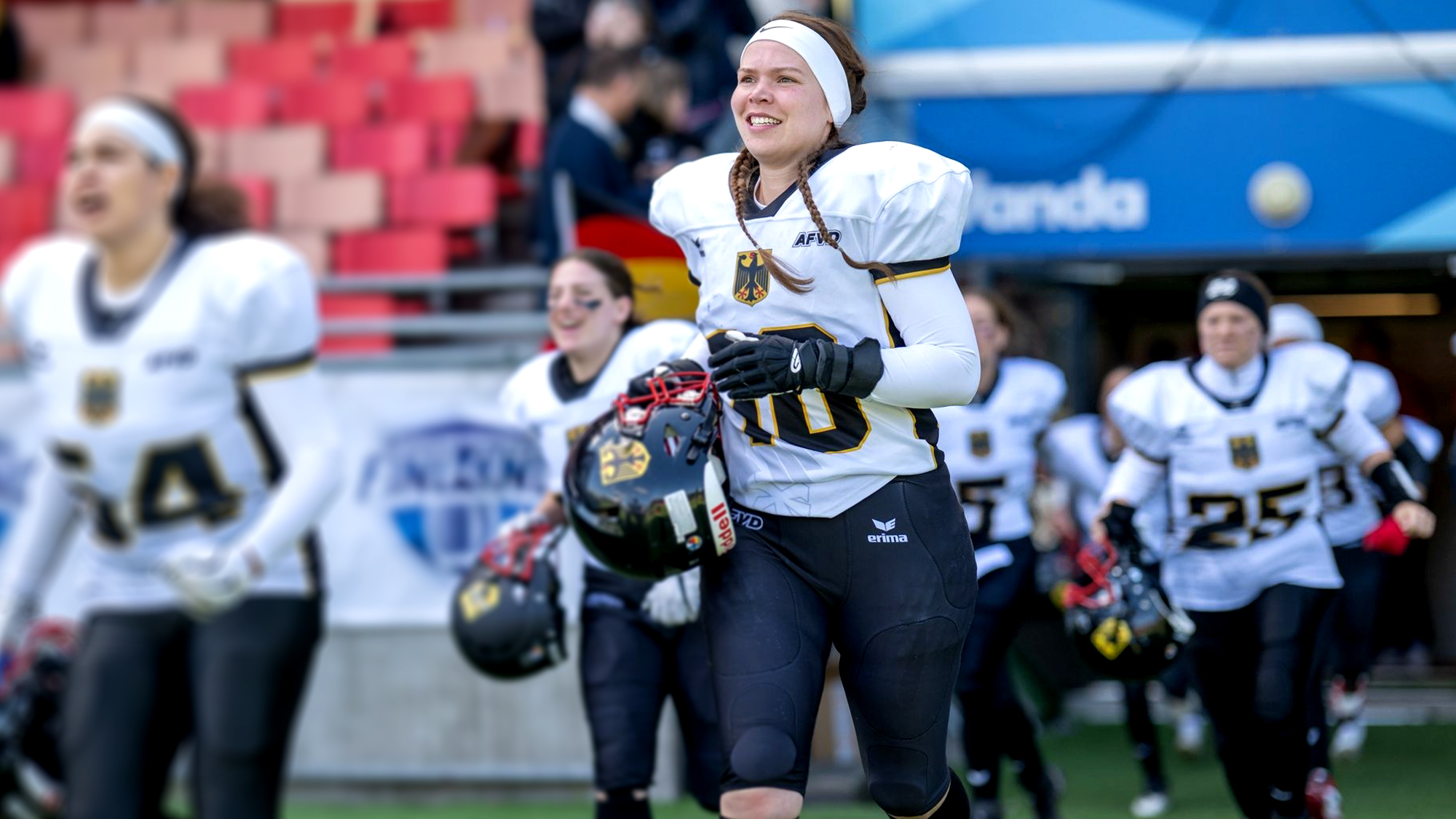 Katrin Bolkart hat beim Auftaktspiel der Frauen-Europameisterschaft ihr Debüt für Team Germany gefeiert – und als Defensive End alles gegeben. Wir sind mächtig stolz auf unsere Nationalspielerin!
