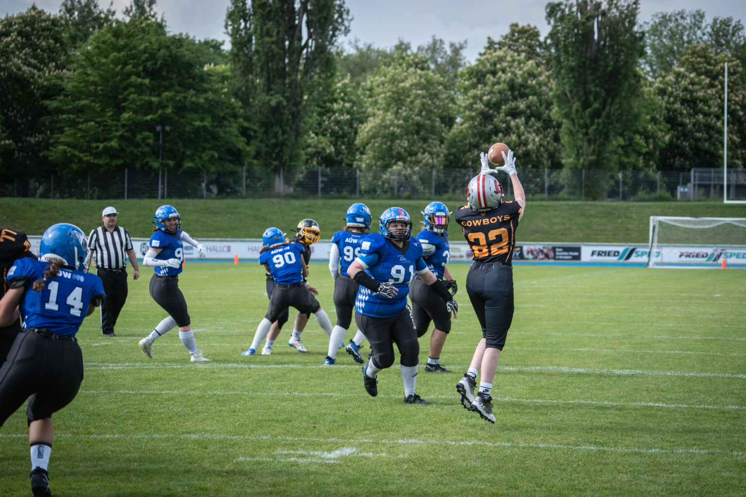 Unser Running Back Hanna Rötzer kämpft sich durch die Defense und belohnt das Team mit einem Touchdown