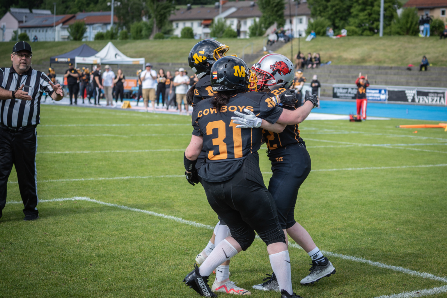 Die SG Cowboys/Razorbacks ist mit einem Auswärtsspiel bei den Allgäu Comets Ladies in die GFL Women 2 gestartet. Trotz Niederlage zeigte das Team Kampfgeist – und belohnte sich am Ende mit dem ersten Touchdown der Saison.