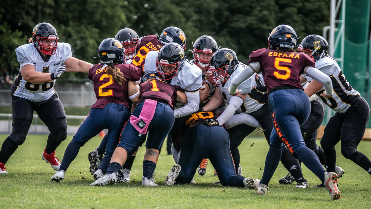 Ein Spiel, drei Cowboys Ladies: Beim 22:7-Sieg des deutschen Frauen-Nationalteams über Europameister Spanien standen mit Katrin, Anna und Ruth gleich drei unserer Spielerinnen auf internationalem Feld. Ein echtes Highlight für unser Team!