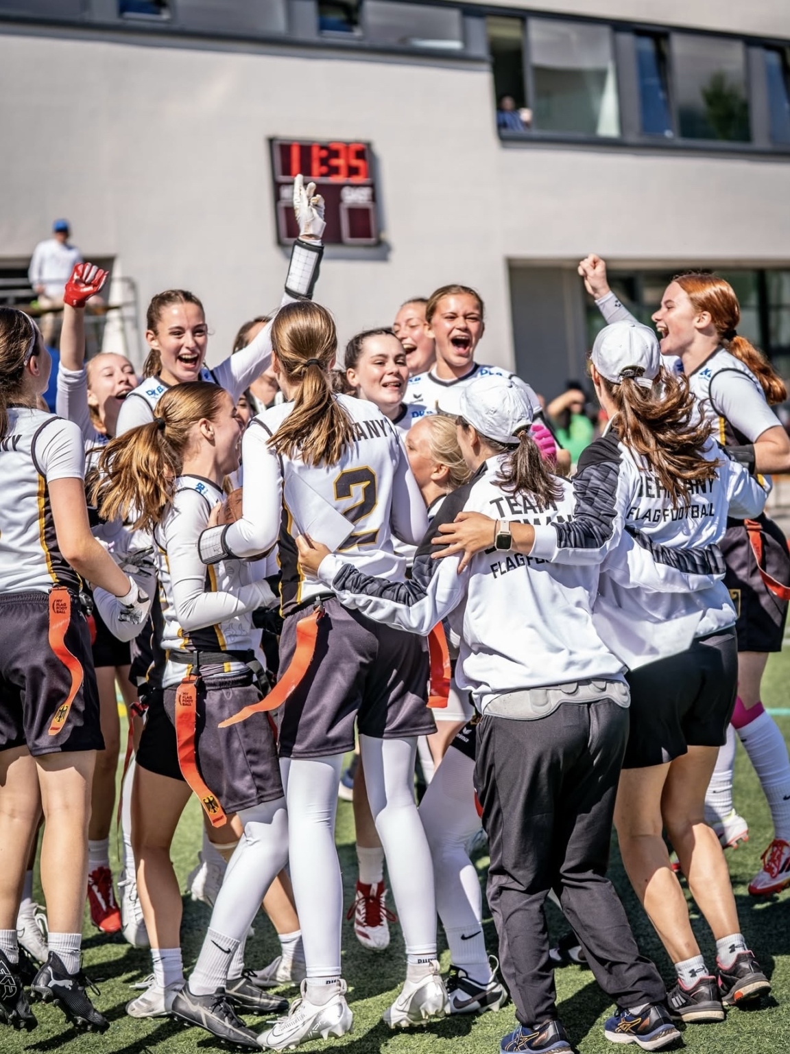 Munich Cowboys Spielerin Annabel Lieb holt Silber mit der deutschen U17 bei der Flag Football Europameisterschaft 2025 in Innsbruck.