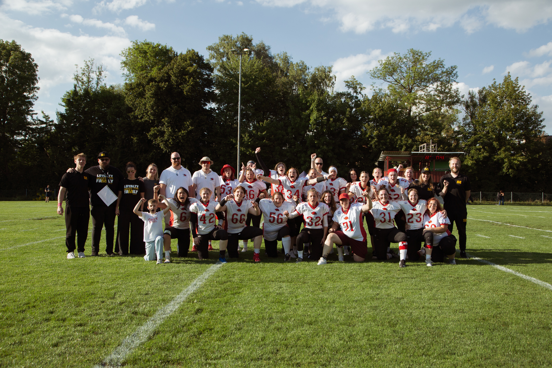 Unsere erste gemeinsame Saison – voller Leidenschaft, Zusammenhalt und unvergesslicher Momente. Erlebt in unserer Galerie noch einmal die Highlights der SG Cowboys/Razorbacks 2025!