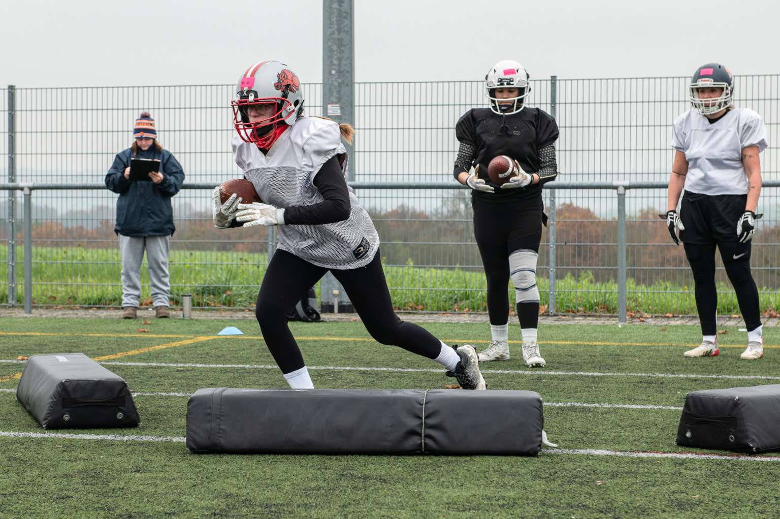 Die Spielgemeinschaft Cowboys/Razorbacks war beim Herbst-Camp der Schwäbisch Hall Unicorns Women. Zwei Tage Football-Training, Theorie und Scrimmage!