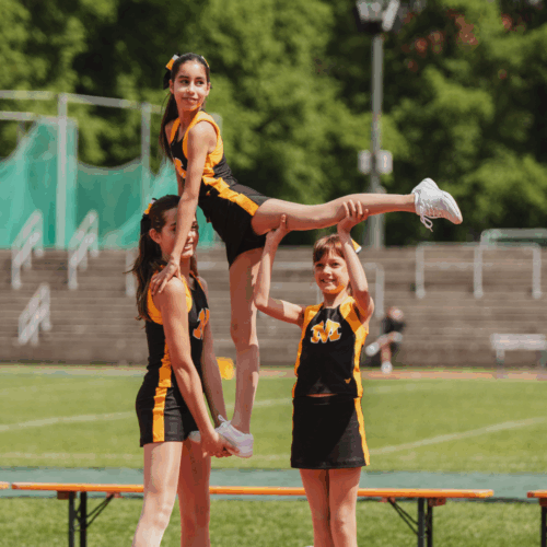 Eindrucksvoller Stunt der Munich Cowboys Cheerleader beim Heimspiel im Dantestadion