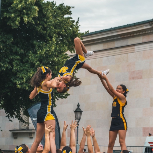 Munich Cowboys Cheerleader bauen eine Pyramide beim Münchner Sportfest